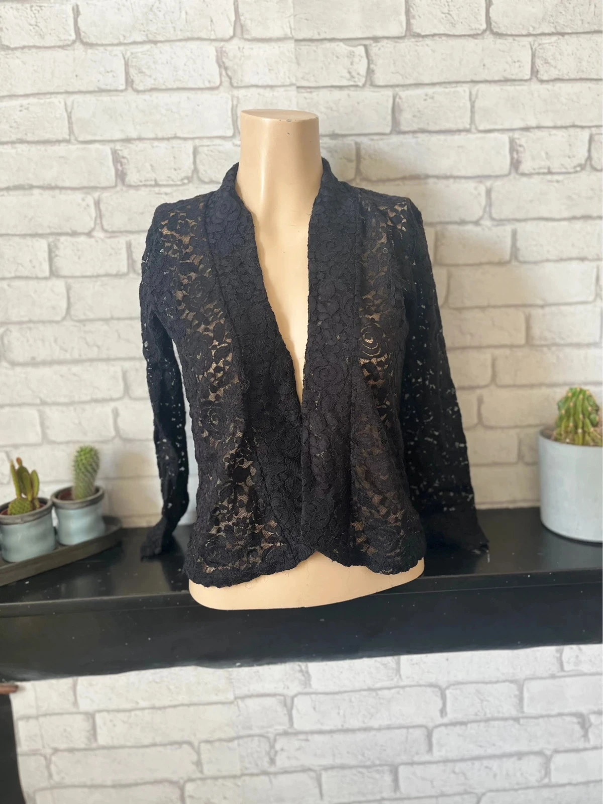 Veste courte en dentelle noire – Taille 36/38 – Mim